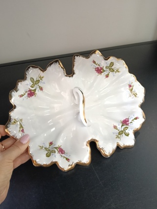 Piękna patera w kształcie liścia porcelana złota róża